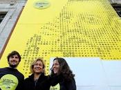 Cientos madrileños crean mural gigante ‘post-it’ rostro Cervantes Puerta